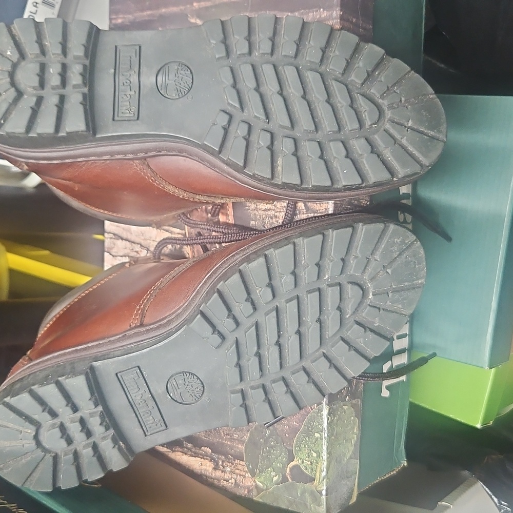 Timberland Brown Leather Boots with Rugged Design - Picture 3 of 5